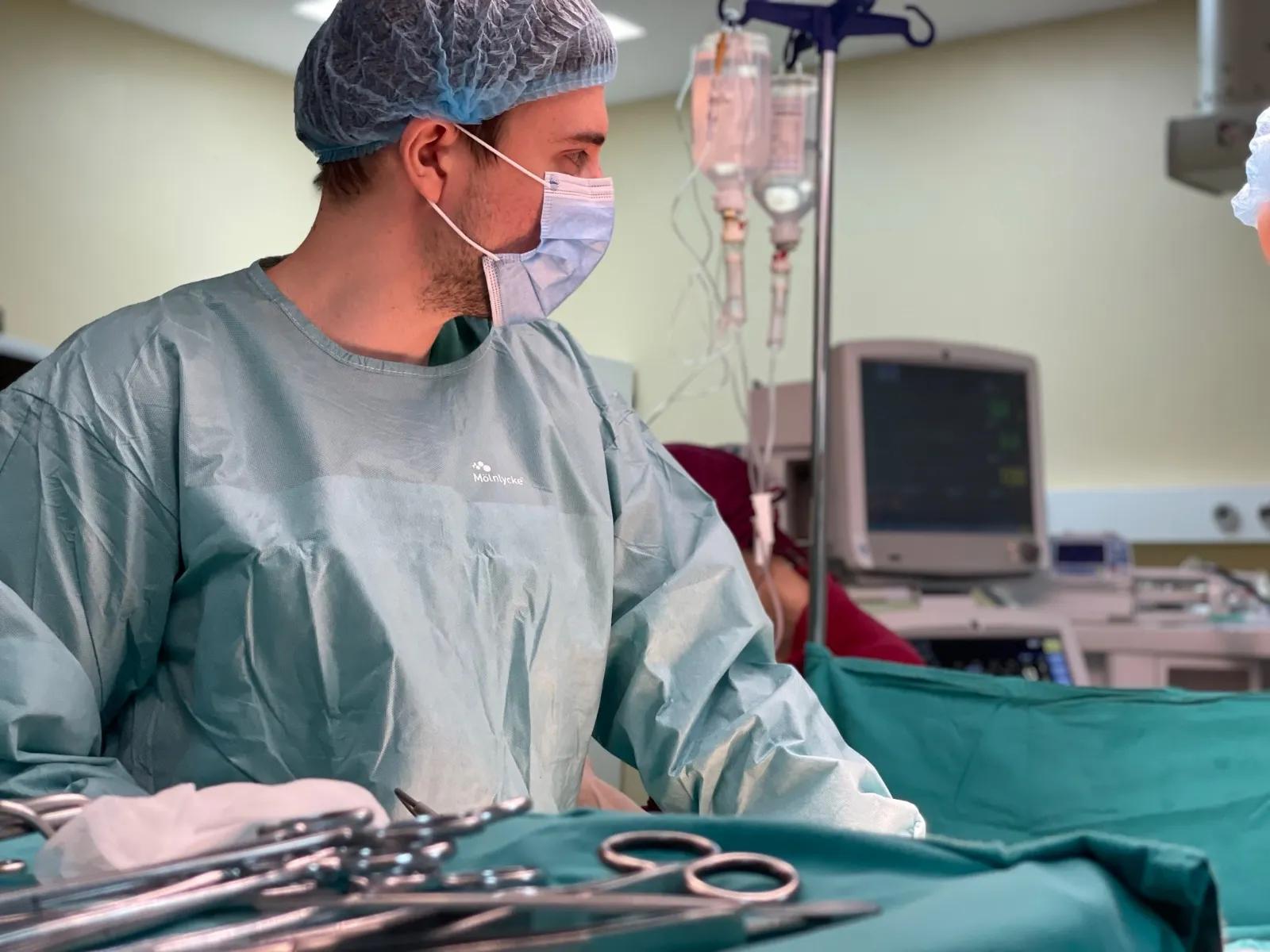 Chirurgie generală București — Concentrare maximă în sala de operație — Dr. Georgescu în timpul desfășurării unui act chirurgical