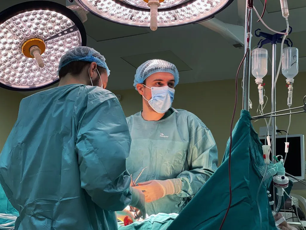 Chirurgie generală București — Dr. Georgescu în sala de operație alături de echipa chirurgicală, în timpul unei intervenții complexe